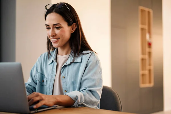 Atraente Sorrindo Jovem Mulher Inteligente Trabalhando Computador Portátil Enquanto Passa — Fotografia de Stock