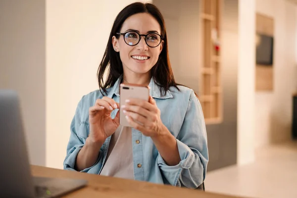 Mooie Vrouw Met Mobiele Telefoon Laptop Computer Thuis — Stockfoto