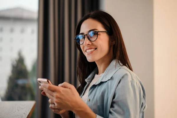 Mooie Vrouw Met Mobiele Telefoon Laptop Computer Thuis — Stockfoto