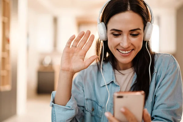 Bella Sorridente Giovane Donna Cuffia Chatta Computer Portatile Videochiamata Casa — Foto Stock