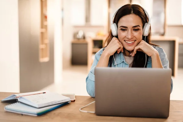 Glückliche Schöne Frau Mit Kopfhörer Lächelt Während Sie Hause Laptop — Stockfoto