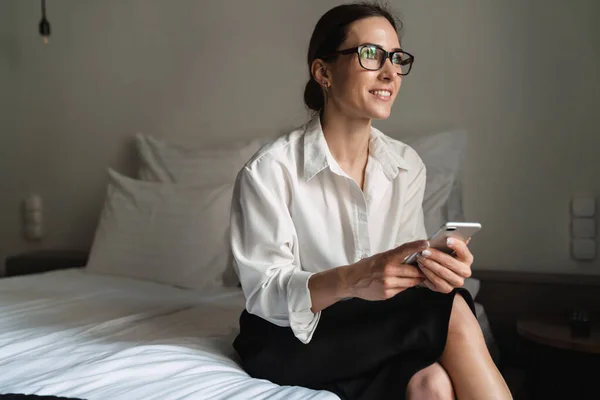 Sorrindo Meio Idade Morena Branca Empresária Sentada Cama Quarto Hotel — Fotografia de Stock