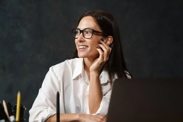 Sorrindo Meia Idade Morena Empresária Camisa Sentada Mesa Com Computador — Fotografia de Stock