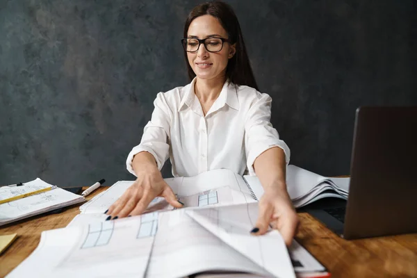 Mujer Negocios Mediana Edad Sonriente Con Camisa Blanca Sentada Escritorio —  Fotos de Stock