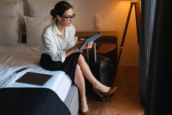 Mittleres Alter Brünette Weiße Geschäftsfrau Sitzt Auf Dem Bett Einem — Stockfoto