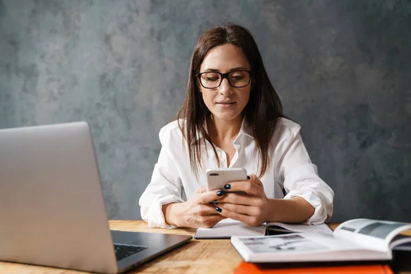 Glimlachende Middelbare Leeftijd Brunette Zakenvrouw Shirt Zitten Aan Balie Met — Stockfoto