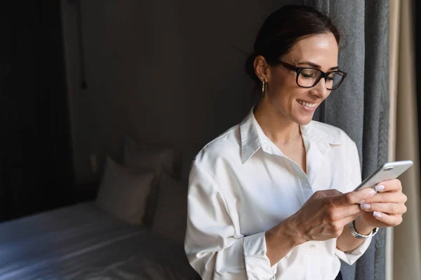 Smilende Middelaldrende Brunette Hvit Forretningskvinne Smarte Klær Som Står Vinduet – stockfoto