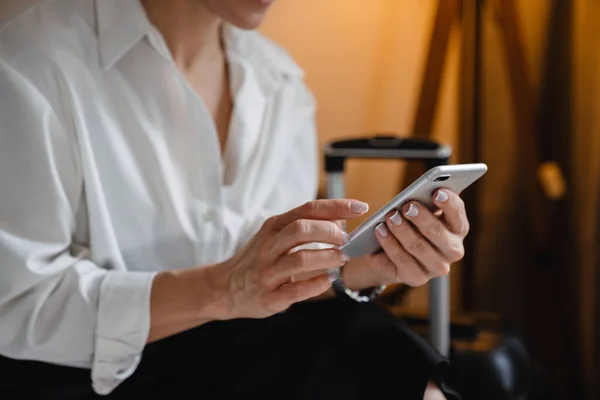 Mid Aged Brunette White Businesswoman Sitting Bed Hotel Room Texting — Stock Photo, Image