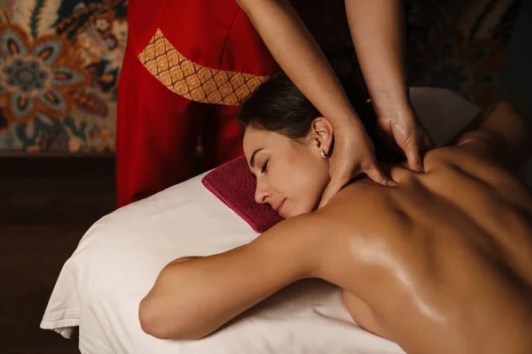 Bianco Rilassato Donna Torso Nudo Sdraiato Sessione Massaggio Spa Chiuso — Foto Stock