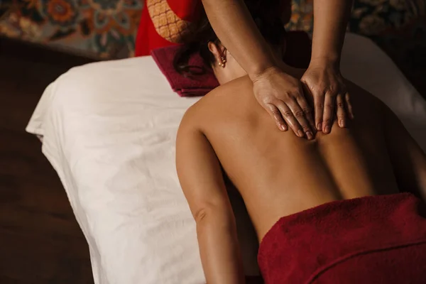 Wit Ontspannen Shirtloos Vrouw Liggend Bij Massage Sessie Spa Binnen — Stockfoto