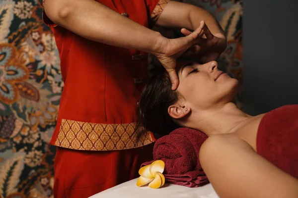 Bruneta Femeie Getting Spate Masaj Spa Salon — Fotografie, imagine de stoc