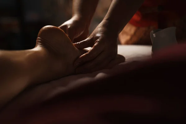 Massaggiatrice Professionista Che Massaggio Piedi Con Olio Spa Chiuso — Foto Stock
