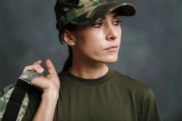 Serious Hermosa Soldado Mujer Posando Con Bolsa Interior — Foto de Stock