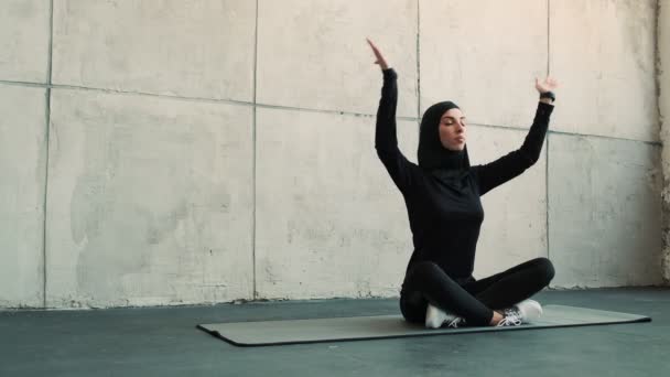 Una Hermosa Mujer Deportiva Árabe Con Hiyab Nacional Está Haciendo — Vídeos de Stock