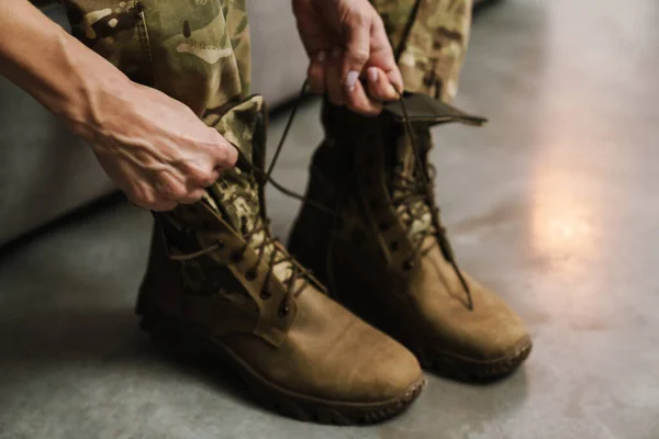 Mujer Soldado Atándose Los Cordones Los Zapatos Mientras Está Sentada — Foto de Stock