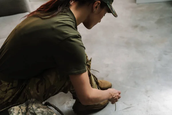 Soldier Woman Tying Her Shoe Laces While Sitting Couch Indoors — Stock Photo, Image
