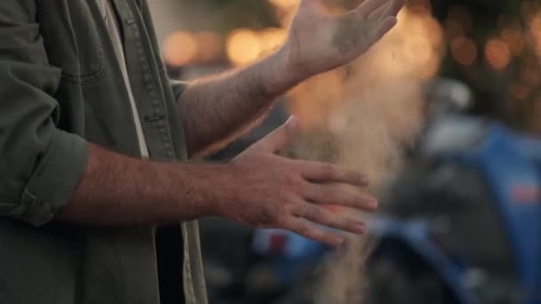 Agricultor Vista Cortada Homem Está Sacudindo Mãos Fora Poeira Depois — Vídeo de Stock