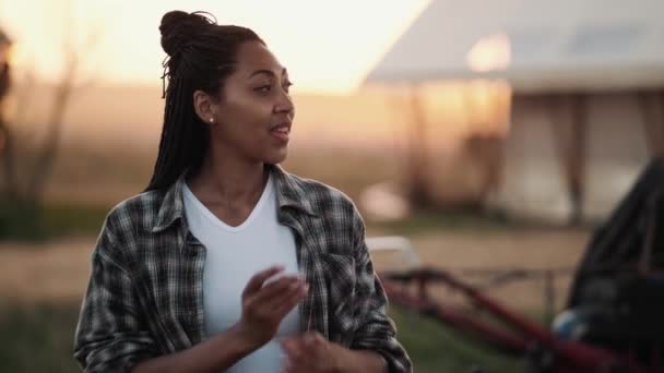 Contadino Afroamericano Donna Tiene Mano Piedi Una Posa Fiduciosa Villaggio — Video Stock