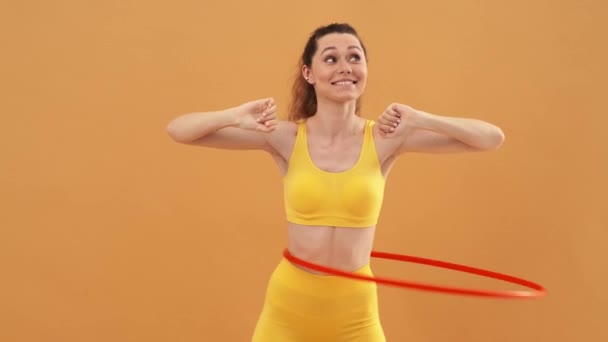 Une Femme Joyeuse Portant Costume Sport Jaune Faisant Des Exercices — Video