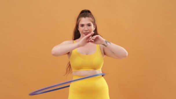 Sarı Spor Takım Elbiseli Iri Yarı Neşeli Bir Kadın Sarı — Stok video