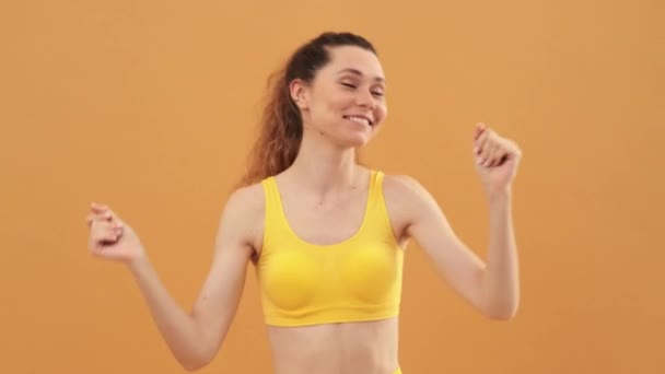 Sarı Spor Sutyen Giyen Mutlu Bir Kadın Sarı Arka Planda — Stok video