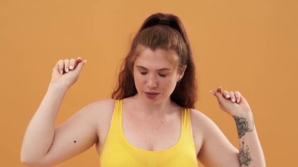 Una Mujer Feliz Talla Grande Bailando Aislada Sobre Fondo Amarillo — Vídeo de stock