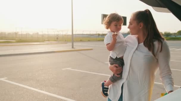 Uma Mãe Está Segurando Seu Filho Suas Mãos Enquanto Está — Vídeo de Stock