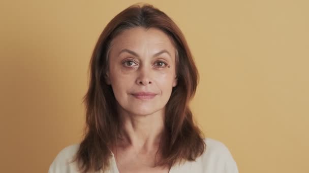 Överraskad Medelålders Brunett Kvinna Tittar Något Intressant Stående Isolerad Över — Stockvideo