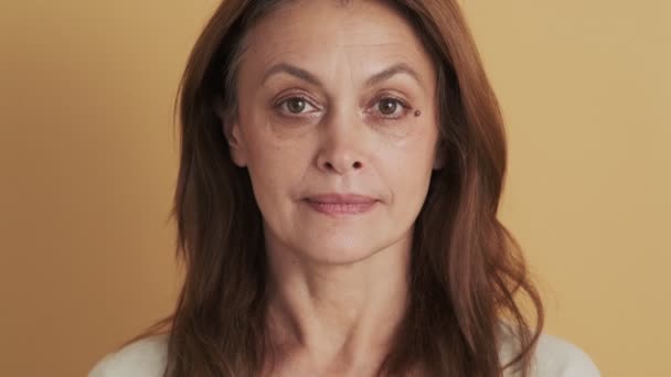 Kameraya Poz Veren Orta Yaşlı Gülümseyen Esmer Bir Kadının Yakın — Stok video