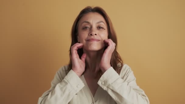 Uma Morena Meia Idade Bonita Olhando Para Câmera Como Para — Vídeo de Stock