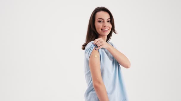 Smiling Woman Showing Plaster Arm Vaccination Covid Infection Standing Studio — Stockvideo