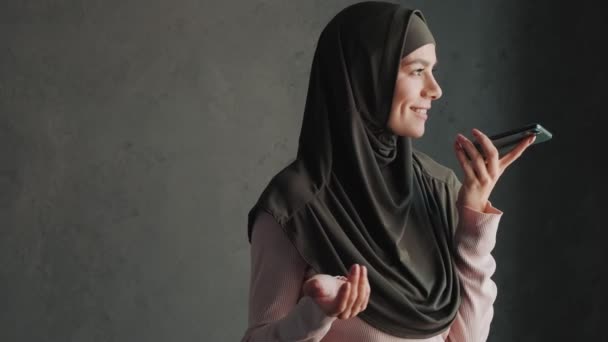 Vacker Arabisk Kvinna Bär Nationell Hijab Spelar Ett Röstmeddelande Med — Stockvideo