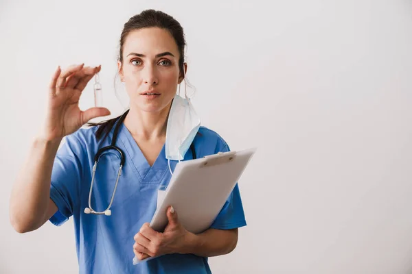 Especialista Médica Joven Confiada Que Usa Bloc Notas Sujeción Uniforme — Foto de Stock