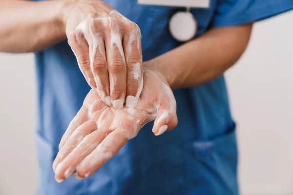 Close Uma Médica Lavando Mãos Com Sabão Isolado Sobre Fundo — Fotografia de Stock