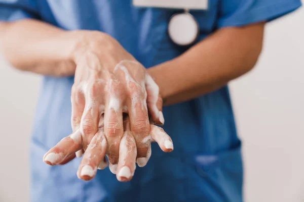 Zbliżenie Górę Kobieta Lekarz Myć Jej Ręce Mydło Izolowane Biały — Zdjęcie stockowe