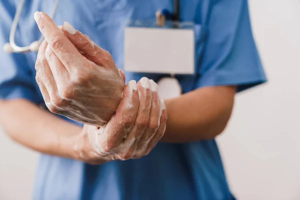 Close Uma Médica Lavando Mãos Com Sabão Isolado Sobre Fundo — Fotografia de Stock