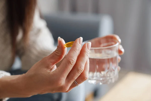 Primo Piano Della Pillola Gialla Nella Mano Della Donna Che — Foto Stock