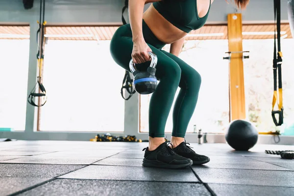 Beyaz Sporcu Kadın Spor Salonunda Dambılla Antrenman Yapıyor — Stok fotoğraf