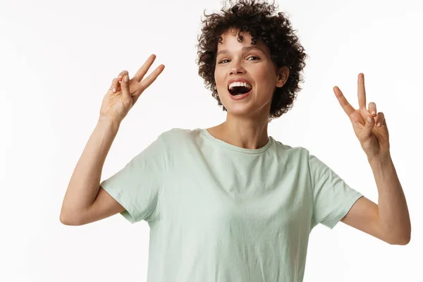 Joven Morena Rizada Sonriendo Mostrando Signo Paz Aislado Sobre Fondo —  Fotos de Stock