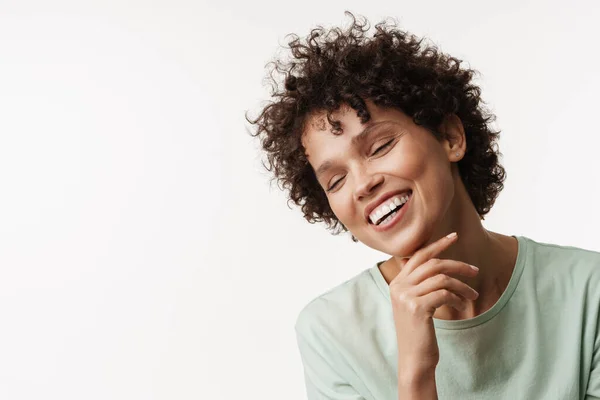 Jovem Morena Encaracolada Posando Rindo Câmera Isolada Sobre Fundo Branco — Fotografia de Stock