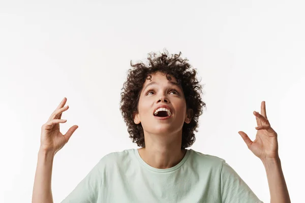 Verrast Krullend Brunette Vrouw Kijken Omhoog Met Haar Handen Omhoog — Stockfoto