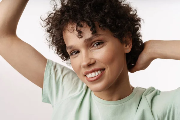 Joven Morena Rizada Sonriendo Mirando Cámara Aislada Sobre Fondo Blanco — Foto de Stock