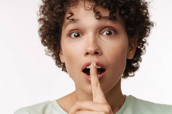 Jonge Krullend Geschokt Vrouw Tonen Stilte Gebaar Geïsoleerd Witte Achtergrond — Stockfoto