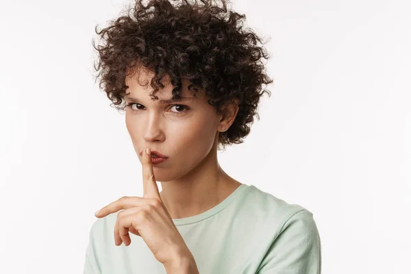 Jonge Krullende Vrouw Kijken Naar Camera Tonen Stilte Gebaar Geïsoleerd — Stockfoto