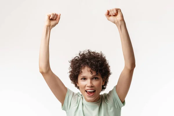 Jong Krullend Opgewonden Vrouw Schreeuwen Terwijl Winnaar Gebaar Geïsoleerd Witte — Stockfoto