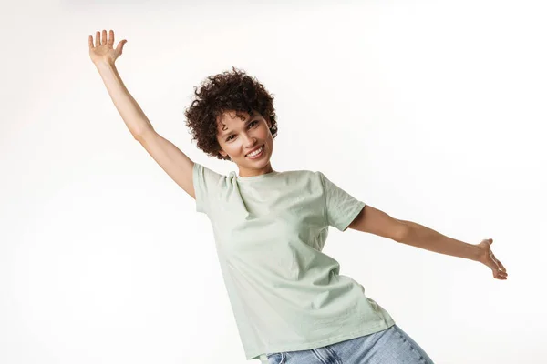 Jovem Morena Encaracolada Sorrindo Gozando Com Câmera Isolada Sobre Fundo — Fotografia de Stock