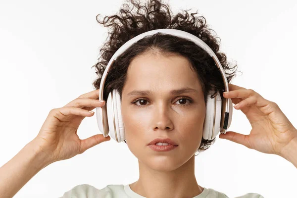 Jeune Femme Brune Bouclée Écoutant Musique Avec Des Écouteurs Isolés — Photo