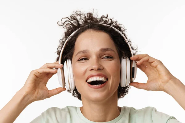 Jovem Caracolado Rindo Mulher Ouvindo Música Com Fones Ouvido Isolados — Fotografia de Stock