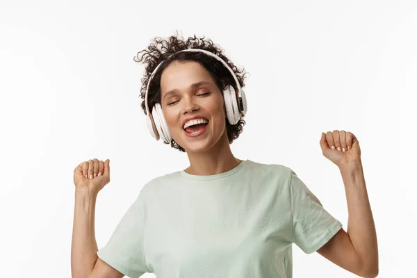 Mujer Rizada Joven Cantando Mientras Escucha Música Con Auriculares Aislados —  Fotos de Stock