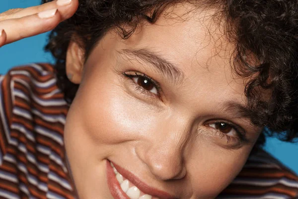 Joven Morena Rizada Sonriendo Mirando Cámara Aislada Sobre Fondo Azul — Foto de Stock